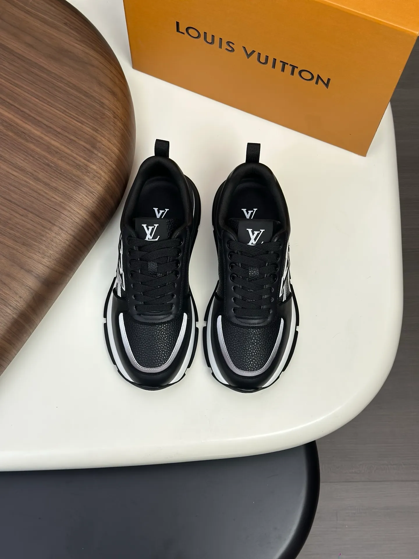 [L Family] Top P: 840💰 Size: 39-44 (38.45 can be customized) Lujia new color matching men's 🧍‍♂️trainer sneakers, this LV Trainer sneaker is made of soft grained calfskin, showing pure colors, the brand was born in 1854, the designer's handwritten brand logo is embellished on one side, virgil Designed by abloh himself, it is a very commemorative sneaker, the new LV Louis Vuitton trainer sneaker low casual sports culture versatile basketball shoes
